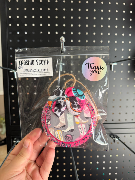 Western boots w/ bow circle- scent: leather & lace